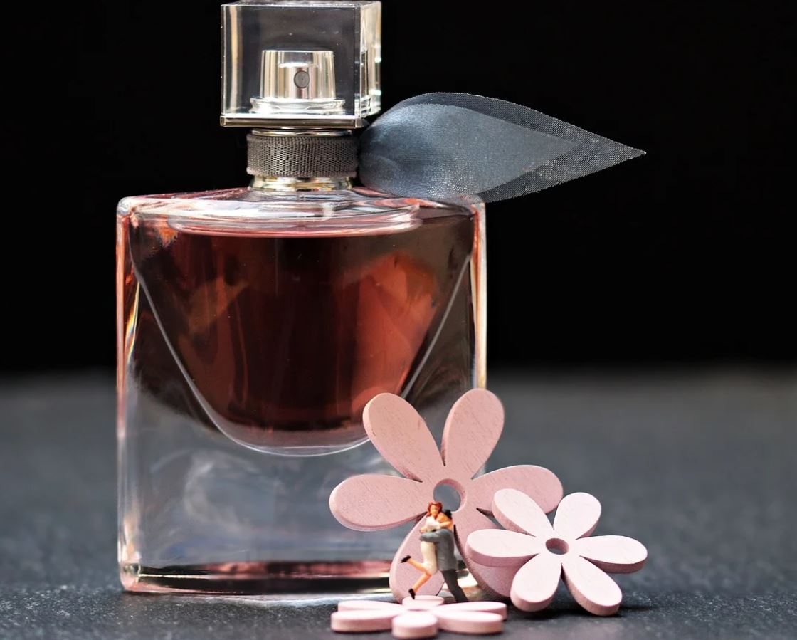 عمل العطور في المنزل باستخدام العطر المركز